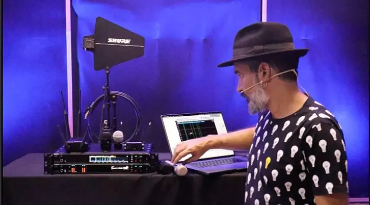Curso de RF: Leandro Lobo mostrando equipamentos de sistemas sem fio