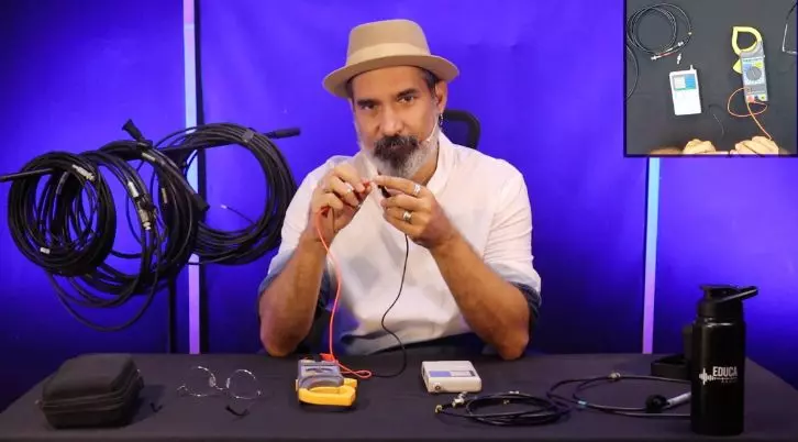 Curso de RF: Leandro Lobo mostrando equipamentos de sistemas sem fio